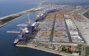 Die Frucht-Konservendosen mit verstecktem Kokain wurden aus Südamerika in den Hafen Gioia Tauro in Kalabrien geschmuggelt