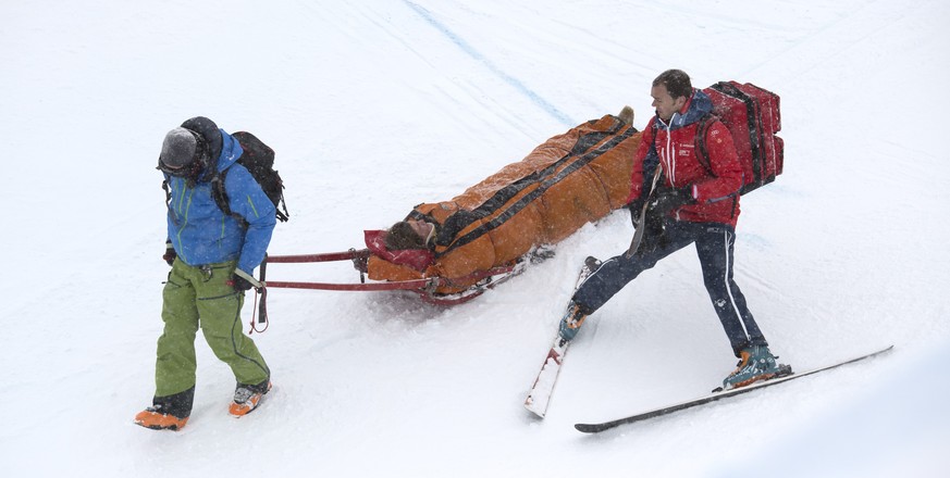 Swiss snowboarder David Habluetzel is evacuated after an accident, during the Laax Open FIS Snowboard World Cup 2018, on Saturday, January 20, 2018, in Laax, Switzerland. (KEYSTONE/Gian Ehrenzeller)