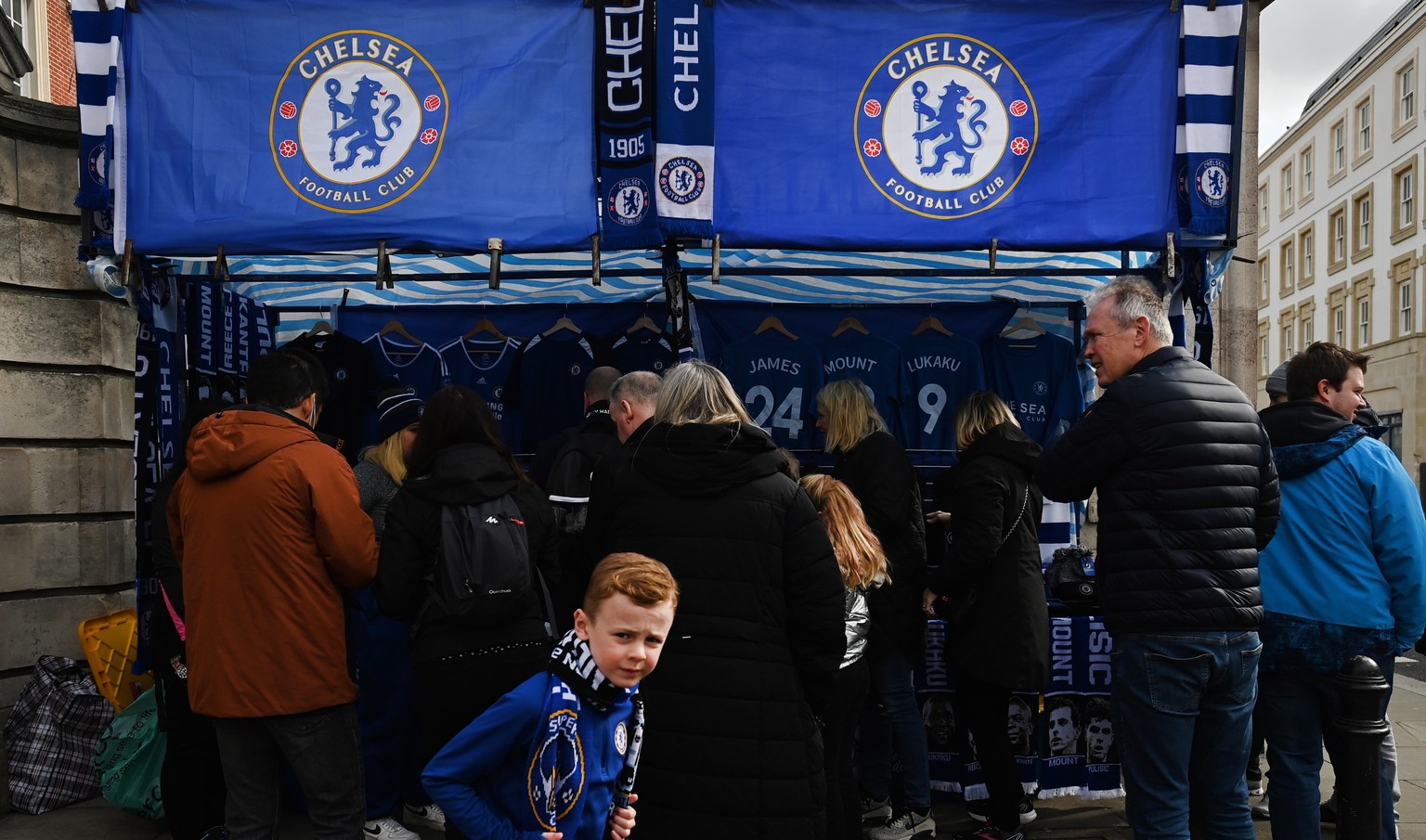 epa09820737 Chelsea fans at a fan stall outside Stamford Bridge stadium in London, Britain 13 March 2022. Chelsea FC owner Roman Abramovich has been sanctioned by the UK government as part of its resp ...