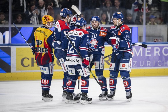 Die Zuercher jubeln nach dem 5:1 Tor im dritten Playoff Halbfinal Eishockeyspiel der National League zwischen den ZSC Lions und dem HC Davos, am Donnerstag, 3. April 2025, in der Swiss Life Arena in Z ...