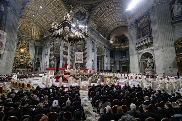 epa11792427 Faithful attend the Christmas Night Mass at St Peter&#039;s Basilica in Vatican City, 24 December 2024. Pope Francis kicked off the 2025 Jubilee of the Catholic Church on Christmas Eve, by ...