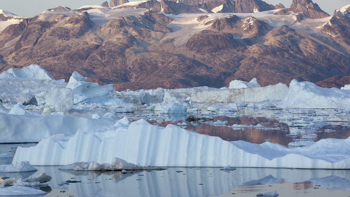epa01845007 A handout image taken in August 2009 and released on 02 September 2009 by the greenpeace International shows the Bergs calved from Helheim glacier float in Sermilik Fjord on the south east ...