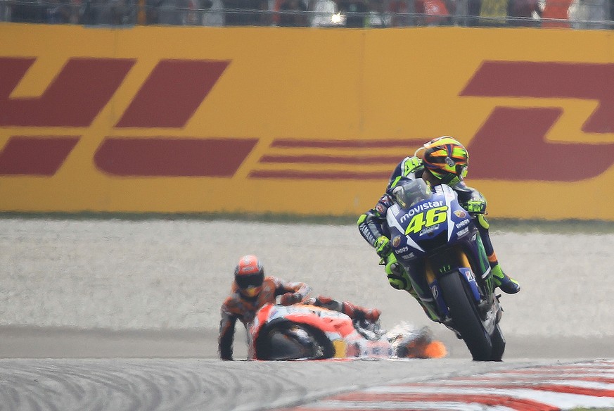 Eklat in Malaysia: Valentino Rossi kickt Marc Marquez von der Piste.