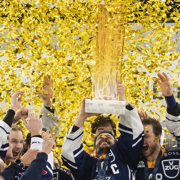 Die Zuger mit Captain Raphael Diaz, Mitte, stemmen den Meisterpokal und feiern als Eishockey Schweizermeister nach dem dritten Eishockey Playoff-Finalspiel der National League zwischen dem EV Zug und  ...