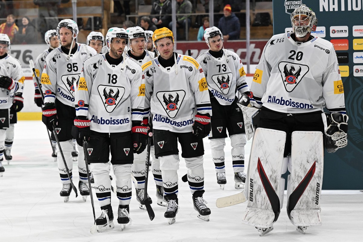 Fribourgs Spieler verlassen geschlagen das Eis beim Eishockey-Qualifikationsspiel der National League, zwischen den SCL Tigers und dem HC Fribourg-Gotteron, am Mittwoch, 4. Dezember 2024, in der Emmen ...