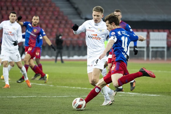 Zuerichs Becir Omeragic, links, im Spiel gegen Basels Valentin Stocker, rechts, im Super League Spiel zwischen dem FC Zuerich und dem FC Basel 1893 am Sonntag, 14. Februar 2021, im Stadion Letzigrund  ...