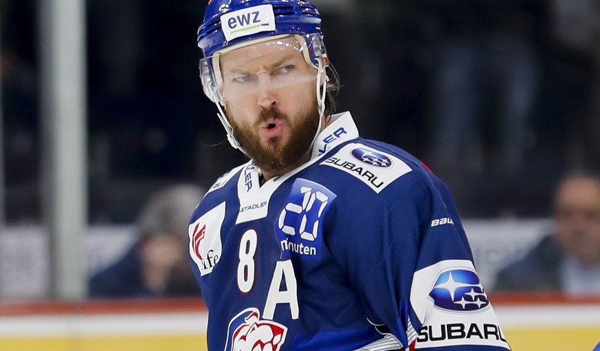 Der Zuercher Doppeltorschuetze Kevin Klein nach dem Tor zum 3-1, waehrend dem Eishockey-Meisterschaftsspiel der National League zwischen den ZSC Lions und dem HC Lugano, am Donnerstag, 19. Oktober 201 ...