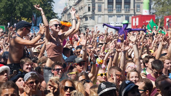 Verein Street Parade Zuerich. Die farbigste Musikveranstaltung des Jahres rueckt naeher. Am 12. August 2017 rollen die Love Mobiles der 26. Street Parade rund ums Zuercher Seebecken. Mit dem diesjaehr ...
