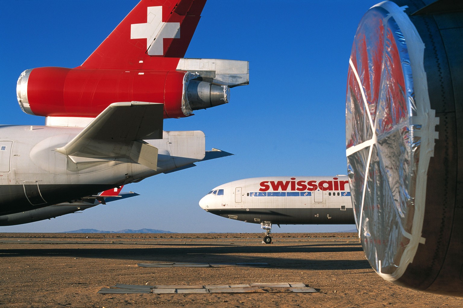 ZUM 15. JAHRESTAG DES SWISSAIR GROUNDING AM SAMSTAG, 1. OKTOBER 2016, STELLEN WIR IHNEN FOLGENDES BILDMATERIAL ZUR VERFUEGUNG - A few hundred airplanes, among them two MD-11 of the former Swissair fle ...