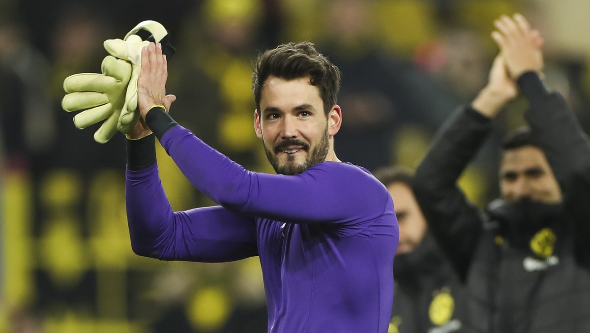 epa08061230 Dortmund's goalkeeper Roman Buerki (L) greets the fans after the UEFA Champions League group F soccer match between Borussia Dortmund and Slavia Prague in Dortmund, Germany, 10 Decemb ...