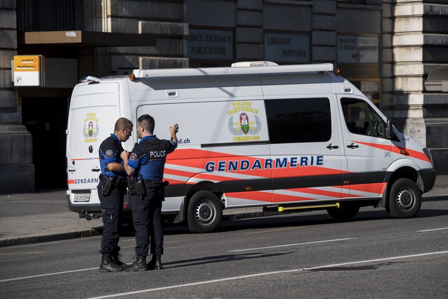 Des policiers bouclent la Poste sur la place St-Francois ce mardi 16 aout 2016 a Lausanne. Selon 20 minutes, le centre ville de Lausanne est inaccessible depuis mardi matin, probablement a cause d&#03 ...