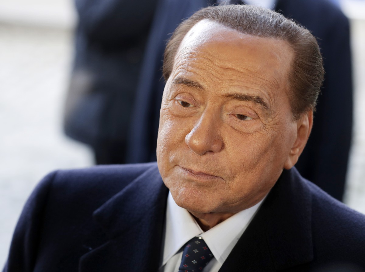 epa08064889 Former Italian prime minister Silvio Berlusconi arrives for the European People's Party (EPP) leaders meeting ahead to European summit in Brussels, Belgium, 12 December 2019. An Europ ...
