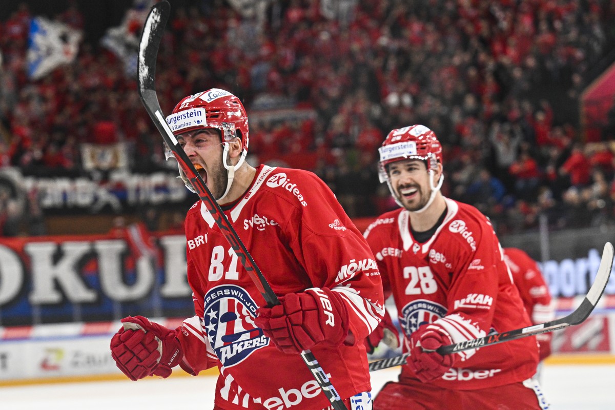 SC Rapperswil-Jona Lakers Yannick-Lennart Albrecht, rechts, und SC Rapperswil-Jona Lakers Inaki Baragano, bejubeln das 2-0 im Eishockeyspiel der National League zwischen den Rapperswil-Jona Lakers und ...