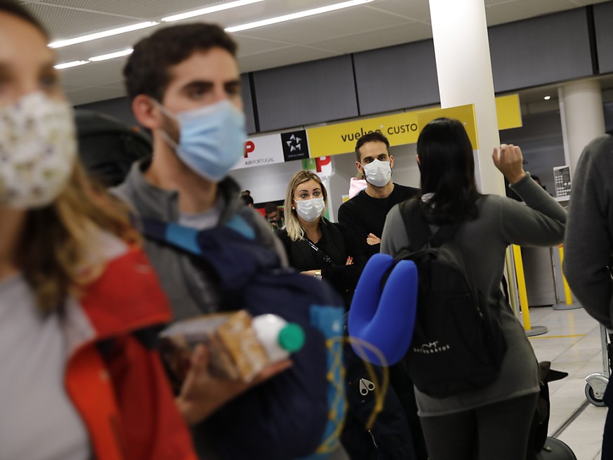 Reisende auf dem Pariser Flughafen Orly.