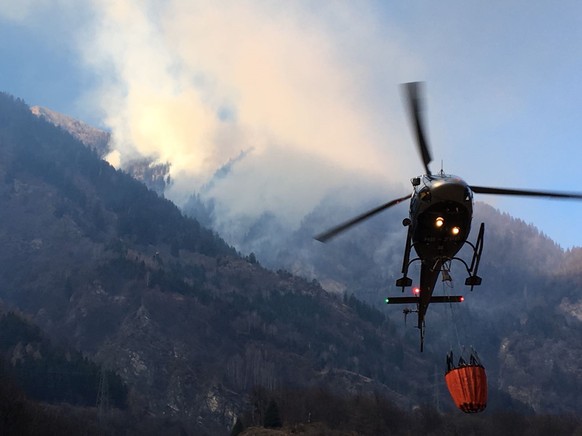 Ein Löschhelikopter im Einsatz.