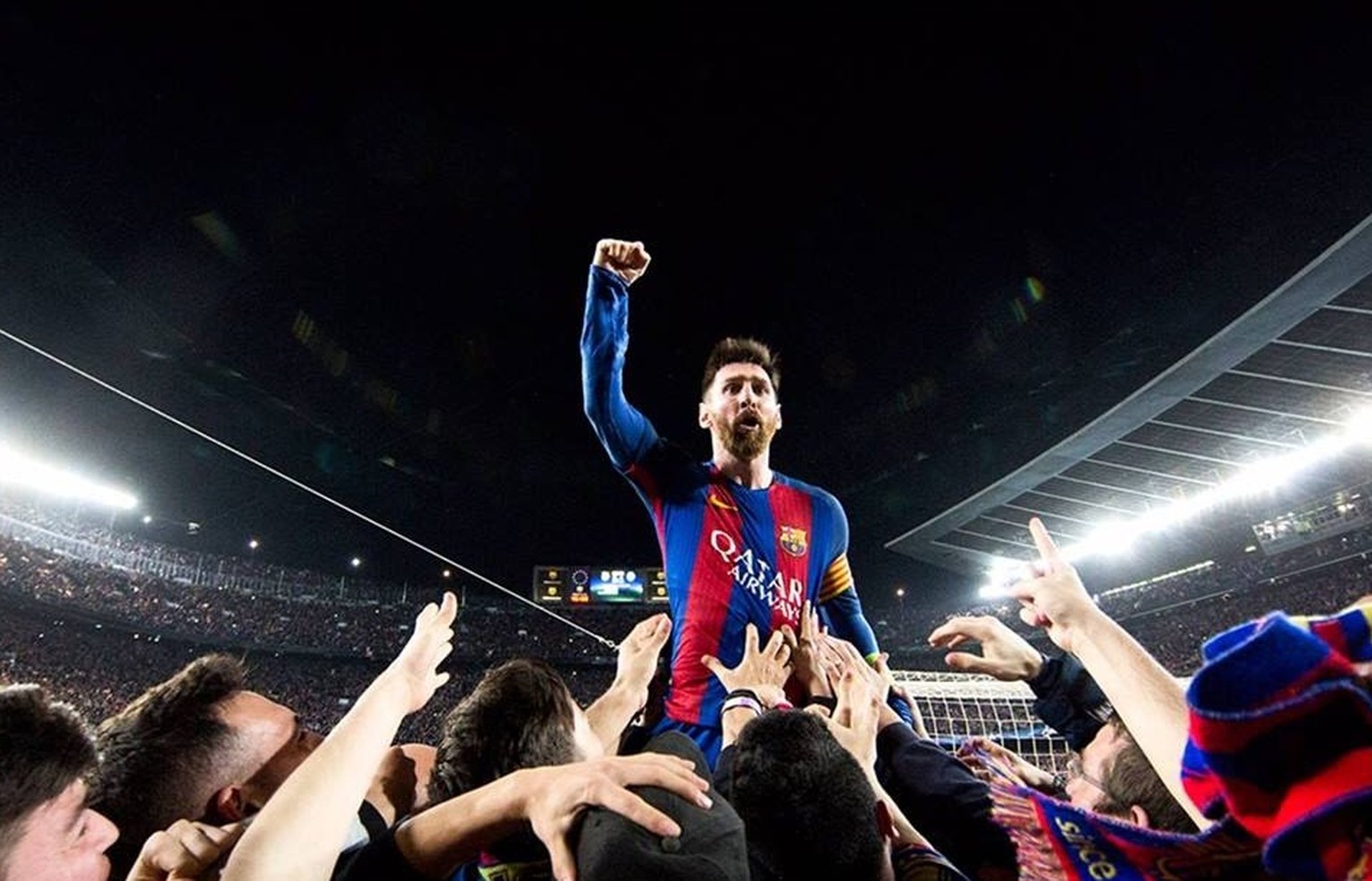 Barcelona gewinnt im Rückspiel des Champions-League-Achtelfinals gegen Paris Saint-Germain mit 6:1 und qualifiziert sich so in extremis für die Viertelfinals. Lionel Messi nimmt ein Bad in der Menge.