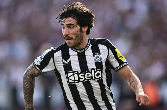 LONDON, ENGLAND - OCTOBER 8: Sandro Tonali during the Premier League match between West Ham United and Newcastle United at London Stadium on October 8, 2023 in London, E EDITORIAL USE ONLY. No use wit ...