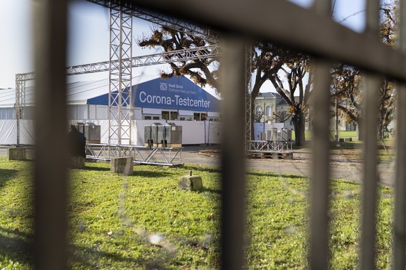 Das durch das Stadtspital Triemli und Waid im Auftrag der Gesundheitsdirektion Zuerich neu eroeffnete Testzentrum auf dem Kasernenareal am Montag, 9. November 2020, in Zuerich. (KEYSTONE/Gaetan Bally)