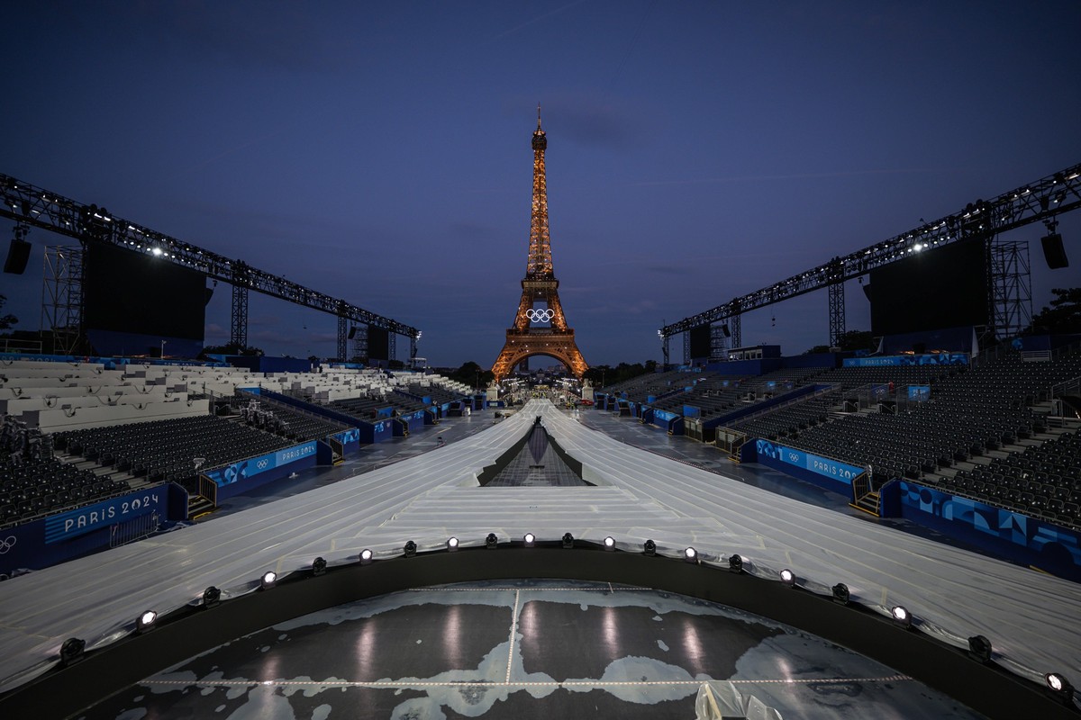 240721 General view of the Eiffel Tower and TrocadÃ ro, arena of triathlon, Road cycling, Rad, Radsport, Strasse and athletics marathon and 20km race walk during day -5 of the Paris 2024 Olympic Games ...