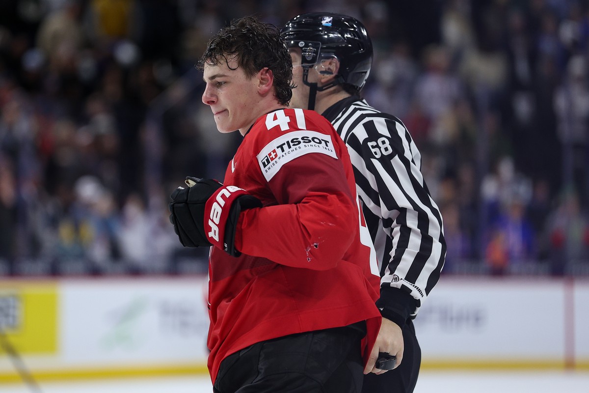 Switzerland defenseman Leon Muggli (41) reacts to his team's loss after an IIHF World Junior Hockey Championship game against the United States, Saturday, Dec. 27, 2025, in St. Paul, Minn. (AP Ph ...