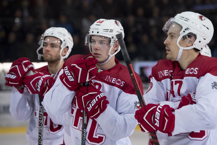 Lausannes Lukas Frick, mitte, reagiert nach der Niederlage (1-4) mit seinen Teamkollegen, beim Eishockey Meisterschaftsspiel der National League A zwischen den HC Fribourg Gotteron und dem Lausanne HC ...