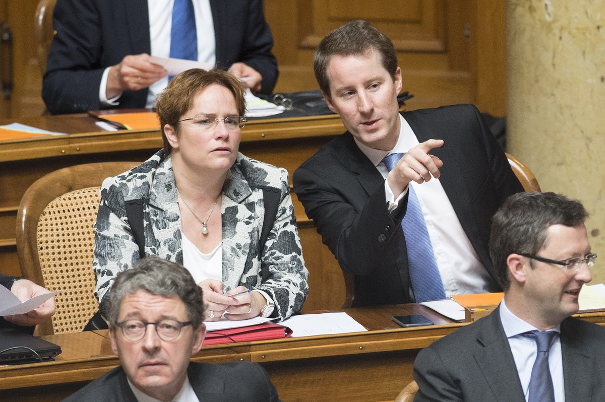 Die SVP-Nationalraete Thomas Aeschi, ZG, rechts, und Magdalena Martullo-Blocher, GR, unterhalten sich waehrend den Bundesratswahlen am Mittwoch, 9. Dezember 2015, in Bern. (KEYSTONE/POOL/Peter Schneid ...