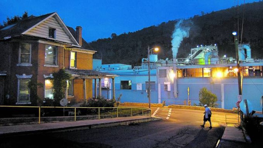 Düstere Aussichten: Ein Arbeiter der Papierfabrik Luke auf dem Arbeitsweg, Maryland, USA.