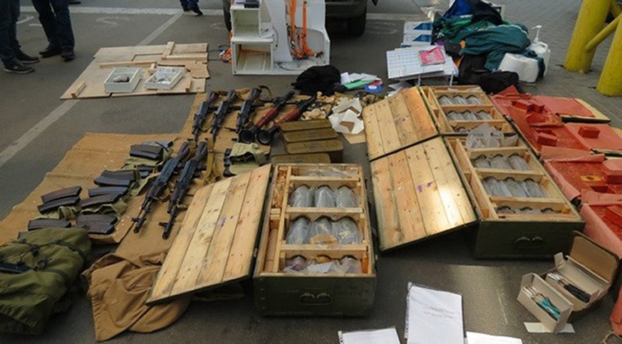 Das angebliche Waffenarsenal des Mannes: Die Aufnahme stammt vom ukrainischen Inlandsgeheimdienst.
