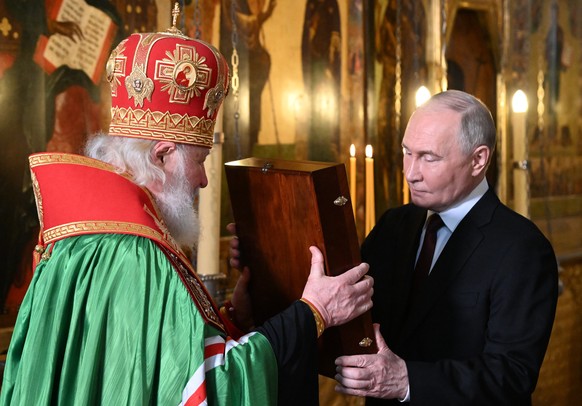 epa11324440 Russian President Vladimir Putin (R) and Patriarch Kirill of Moscow and all Russia attend a prayer service after the inauguration ceremony in the Kremlin, in Moscow, Russia, 07 May 2024. P ...