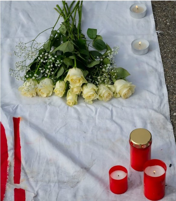 Im Gedenken an das 38-jährige Opfer legten Demonstrierende In Muttenz Rosen aus und zündeten Kerzen an.