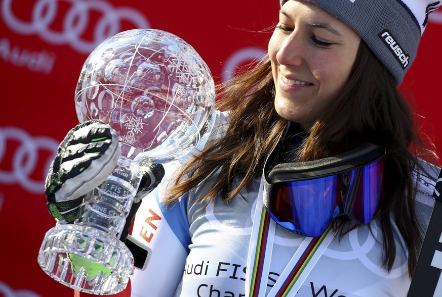 Switzerland&#039;s Wendy Holdener holds the women&#039;s World Cup combined discipline trophy, at the alpine ski World Cup finals in Are, Sweden, Thursday, March 15, 2018. (AP Photo/Marco Trovati)
