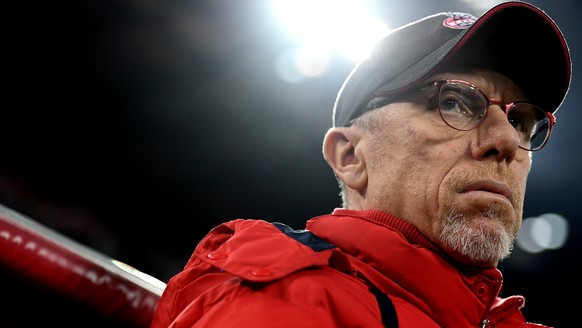 epa06352613 Cologne&#039;s head coach Peter Stoeger prior to the German Bundesliga soccer match between FC Cologne and Hertha BSC in Cologne, Germany, 26 November 2017. EPA/SASCHA STEINBACH EMBARGO CO ...