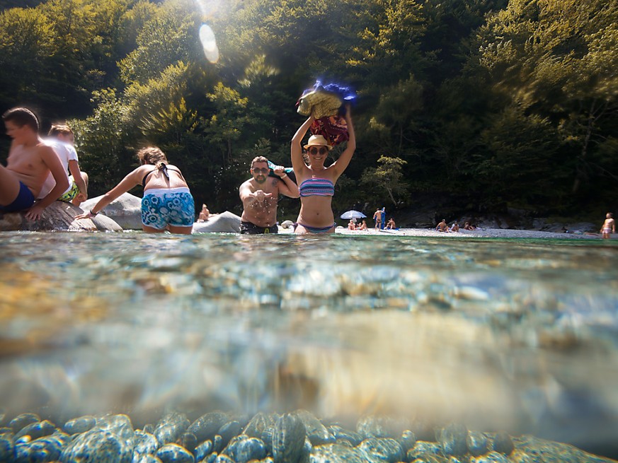 Wegen des unebenen Grundes kann das Baden im Fluss seine T�cken haben. (Archivaufnahme)