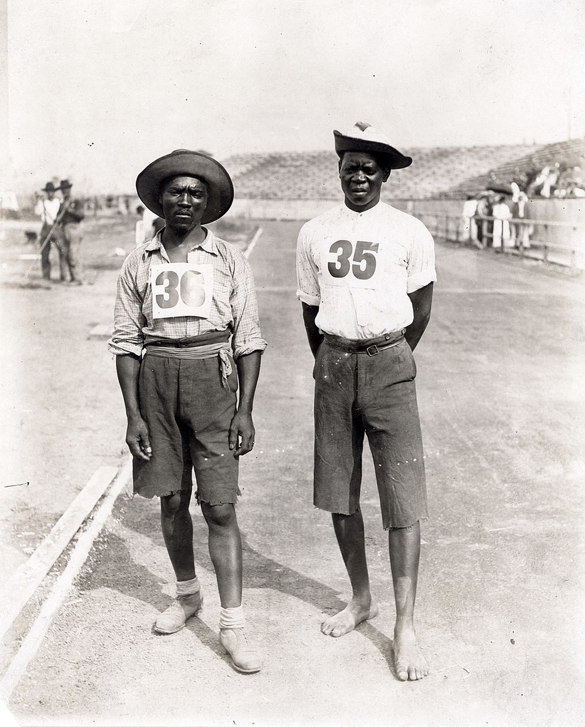 Jan Mashiani et Len Taunyane (pieds nus) avant la course.