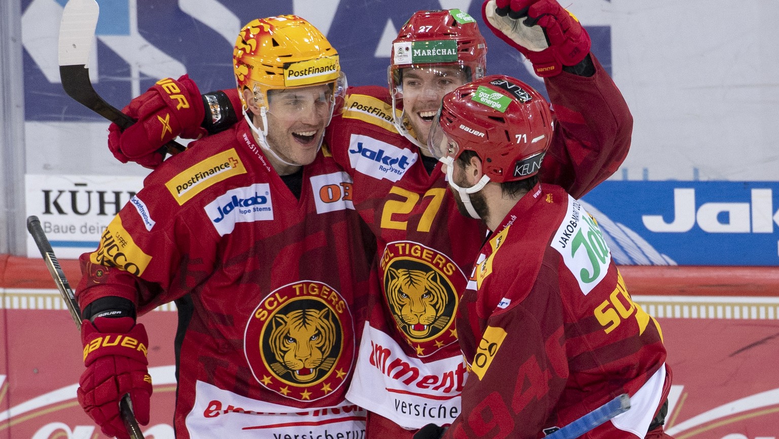 Tigers Topscorer Ben Maxwell, Anthony Huguenin, und Julian Schmutz, von links, jubeln, waehrend dem Meisterschaftsspiel der National League zwischen den SCL Tigers und dem SC Bern, am Mittwoch, 30. De ...