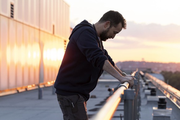 NOAH WYLE in THE PITT, 2025, directed by AMANDA MARSALIS, DAMIAN MARCANO and JOHN CAMERON. Copyright John Wells Productions / Max. Credit: John Wells Productions / Max / Album