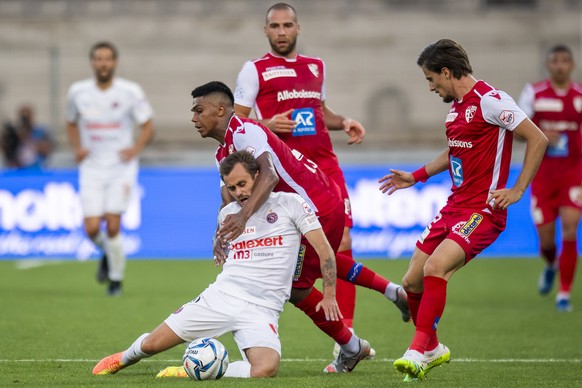 Le milieu genevois Timothe Cognat, gauche, lutte pour le ballon avec le milieu valaisan Baltazar, centre, lors de la rencontre de football du Championnat Suisse de Super League entre le FC Sion et le  ...