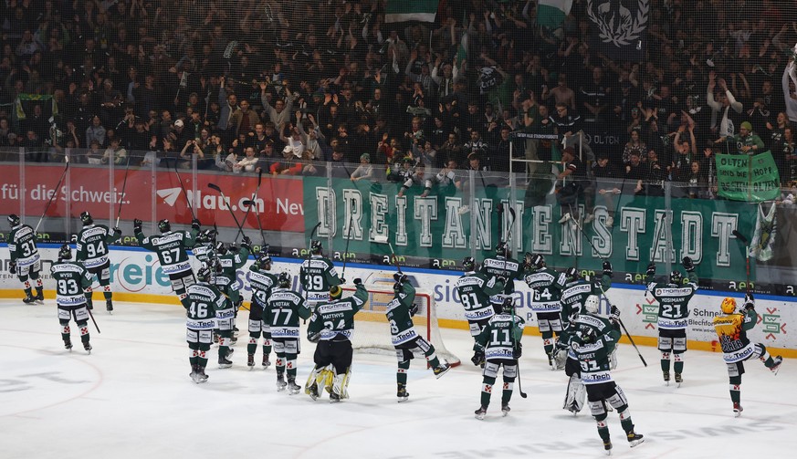 Oltens Spieler feiern mit ihren Fans, nach dem Sieg im 2. Eishockey Playoff Finale der Swiss League zwischen EHC Olten und EHC Kloten, am Mittwoch, 13. April 2022, in Olten. (KEYSTONE/Peter Klaunzer)