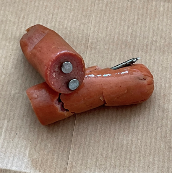 Hundeköder, der im Juni 2023 in Buttikon, Schwyz, gefunden wurde.