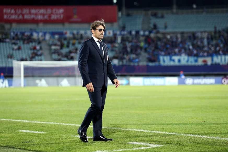 CHEONAN, SOUTH KOREA - MAY 27: Head coach of Italy Alberico Evani during the FIFA U-20 World Cup Korea Republic 2017 group D match between Japan and Italy at Cheonan Baekseok Stadium on May 27, 2017 i ...