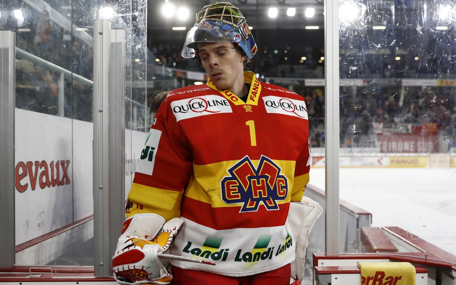 Biels Torhueter Jonas Hiller geht in die Drittelspause, im Eishockey Meisterschaftsspiel der National League zwischen dem EHC Biel und den ZSC Lions, am Freitag, 27. Oktober 2017, in der Tissot Arena  ...