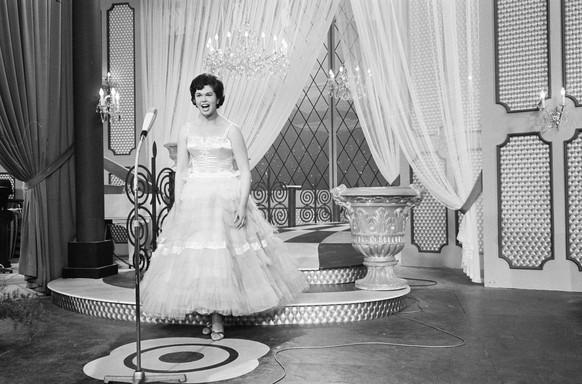 Anefo photo collection. Eurovision Song Contest 1962 in Luxembourg, for Austria Eleonore Schwarz. March 18, 1962. Luxembourg Copyright: xpiemagsx pienatarchpart216092021-64577 ACHTUNG AUFNAHMEDATUM GE ...