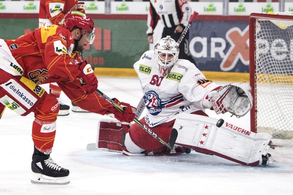 Biels Marco Pedretti, links, trifft gegen Rapperswils Torhueter Melvin Nyffeler zum 1:0 im Eishockey Meisterschaftsspiel der National League zwischen dem EHC Biel und dem SC Rapperswil-Jona Lakers, am ...
