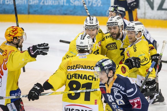 Jubel bei den Bernern Mark Arcobello, Thomas Ruefenacht, Ramon Untersander, Andrew Ebbett und Ryan Lasch, von links, im zweiten Eishockey Playoff-Finalspiel der National League A zwischen dem EV Zug u ...