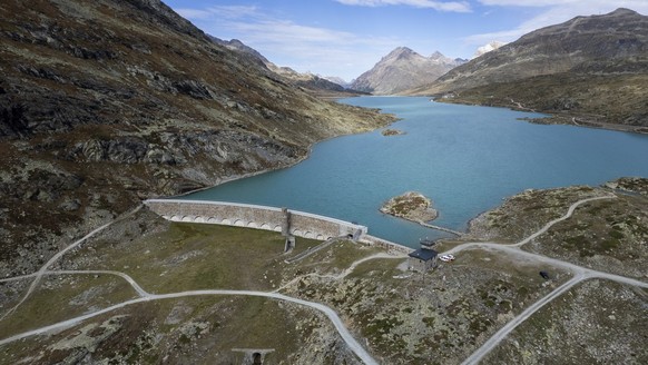 Blick auf die Staumauer des Energieunternehmens Repower am Lago Bianco auf dem Berninapass, aufgenommen am Donnerstag, 28. September 2023, in Poschiavo. (KEYSTONE/Gian Ehrenzeller)