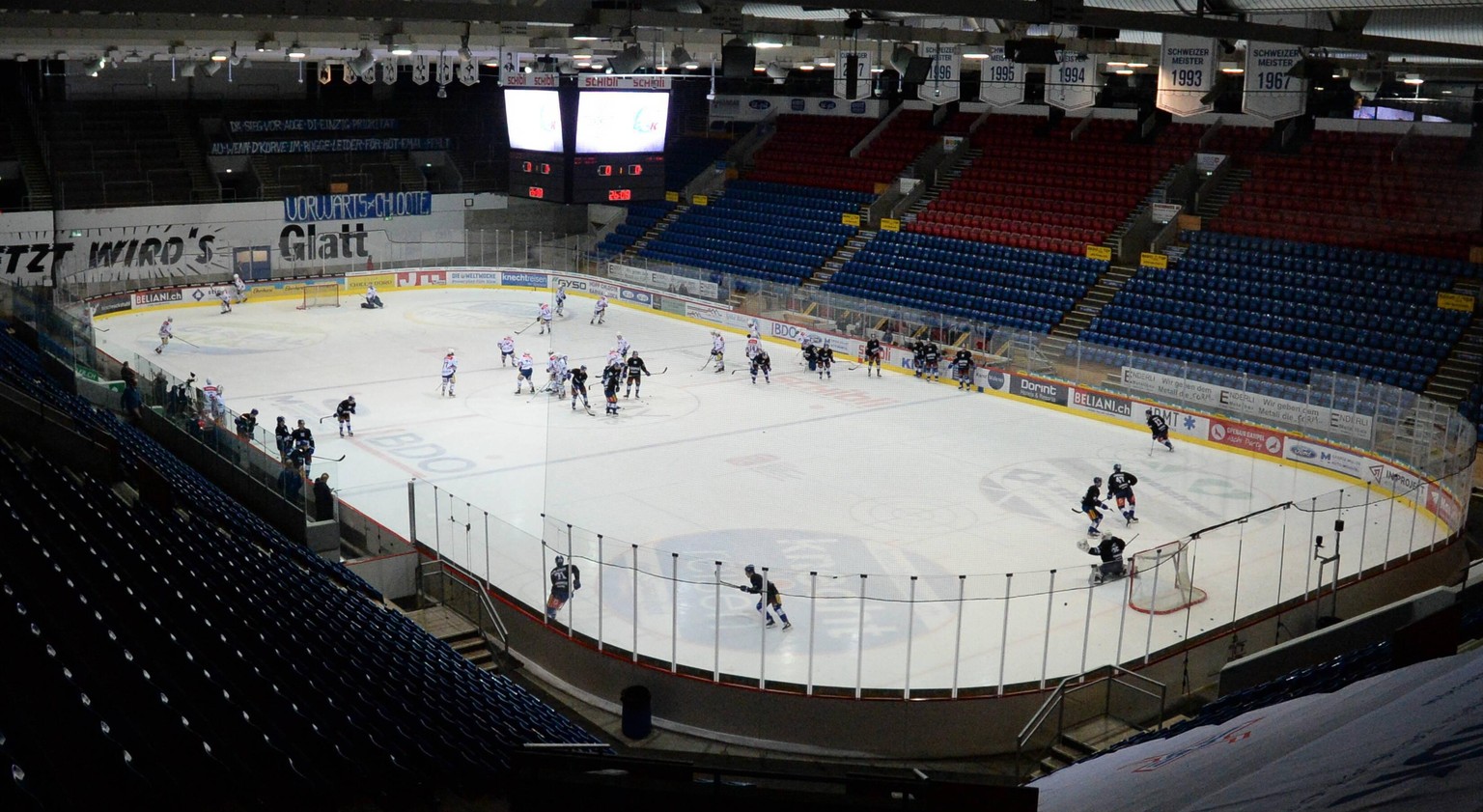 Swiss Hockey NLB playoff - EHC Kloten vs GCK Lions Kloten Swiss Arena, EHC Kloten vs GCK Lions, 1/4 final game 5/7, desert tribune for coronavirus warning. EHC Kloten vs GCK Lions 3-2. EHC Kloten beat ...