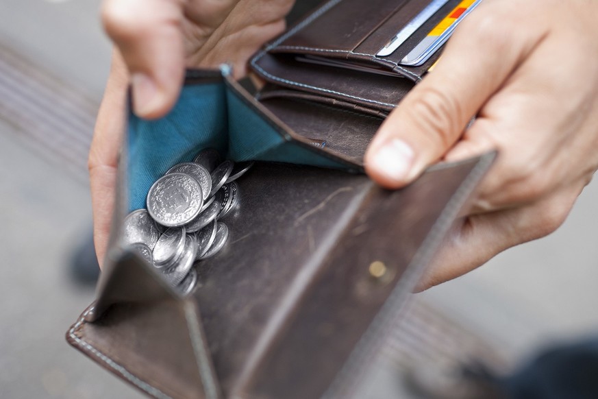 A man holds his open wallet in his hands, pictured on June 11, 2009 in Zurich, Switzerland. (KEYSTONE/Gatean Bally)

Eine Mann haelt sein geoeffnetes Portemonnaie in der Hand, aufgenommen am 11. Juni  ...