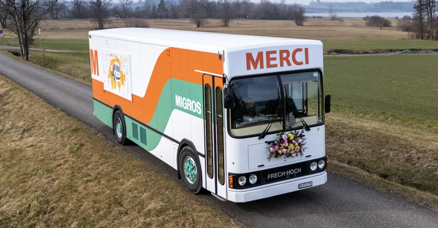 Dieser Migros-Bus fährt in 100 Schweizer Gemeinden vor.