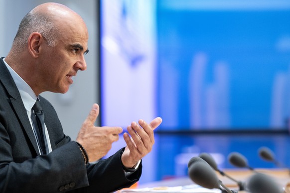 Bundesrat Alain Berset spricht an einer Medienkonferenz zur Aenderung des Bundesgesetzes ueber die Alters- und Hinterlassenenversicherung (AHV 21), am Montag, 27. Juni 2022, in Bern. (KEYSTONE/Peter S ...