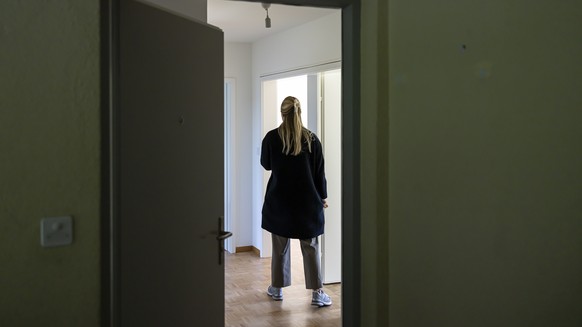 Eine Interessentin waehrend einer Wohnungsbesichtigung in einer Wohnung der Liegenschaften Stadt Zuerich (LSZ) am Dienstag, 28. Maerz 2023 in Zuerich. (KEYSTONE/Michael Buholzer)